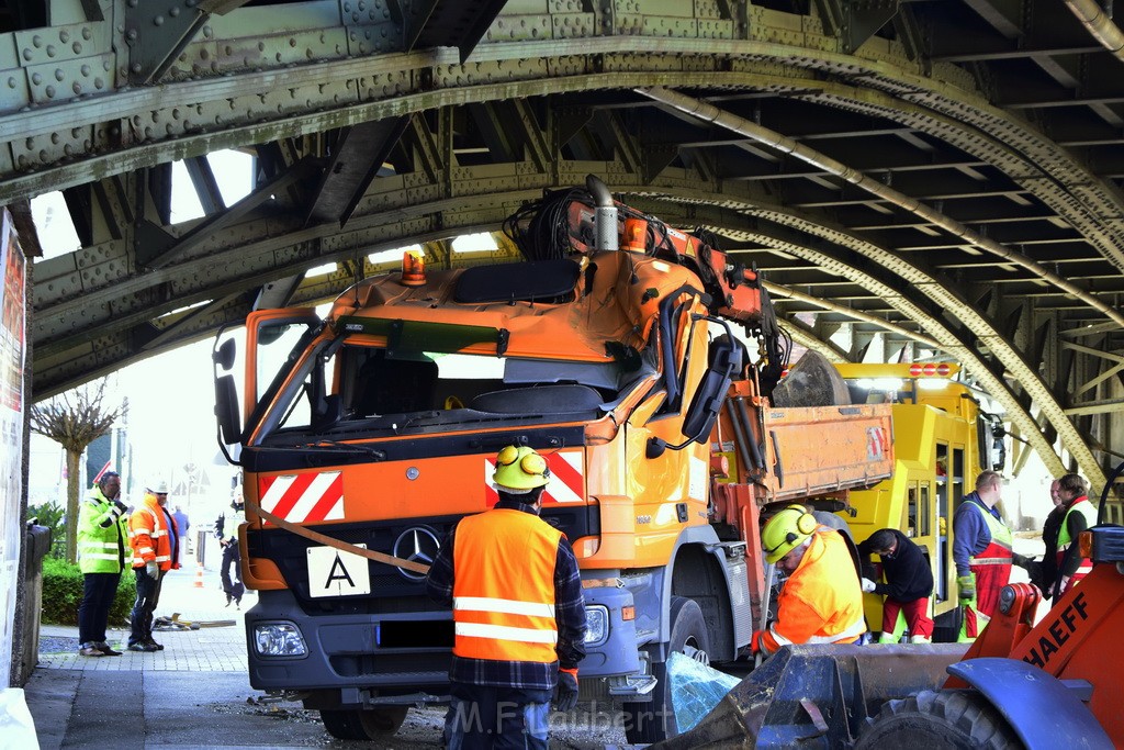 LKW blieb unter Bruecke haengen Koeln Deutz Deutz Muelheimerstr P140.JPG - Miklos Laubert